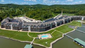 una vista aerea di un resort sull'acqua di Quietside a Camdenton