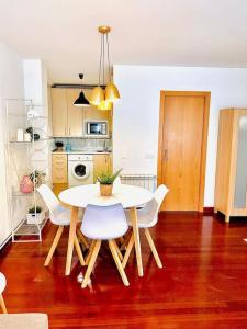 una cucina con tavolo e sedie in una stanza di Estudio en San Vicente de fácil aparcamiento a San Vicente de la Barquera
