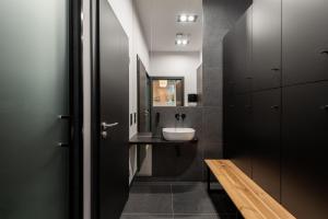 a bathroom with a sink and a mirror at Apartament Tower II Premium - siłownia, sauna - ścisłe centrum by Kairos Apartments in Katowice