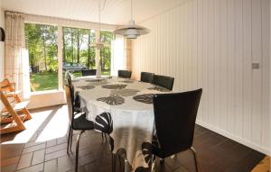 BrøndstrupにあるNice Home In Grenaa With 3 Bedrooms, Sauna And Wifiのダイニングルーム(テーブル、椅子付)