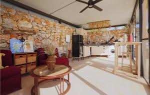 sala de estar con mesa y pared de piedra en Stunning Home In Murcia With Swimming Pool, en Murcia