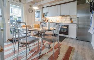 Kuchyň nebo kuchyňský kout v ubytování Two-Bedroom Holiday Home In Hemmet