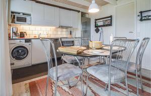 Kuchyň nebo kuchyňský kout v ubytování Two-Bedroom Holiday Home In Hemmet