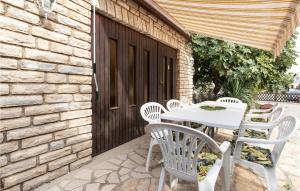 Patio alebo iná vonkajšia časť ubytovania Lovely Home In Maslenica - Jasenice + 23 fotografií