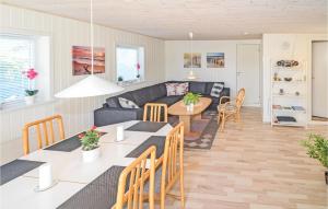 ブロックフスにあるGorgeous Home In Blokhus With Kitchenのリビングルーム(ソファ、テーブル付)