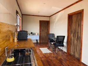 TV a/nebo společenská místnost v ubytování Porcupine Cabin