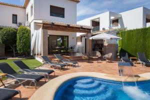 Bazén v ubytování Resort Villa Luny Gandia nebo v jeho okolí