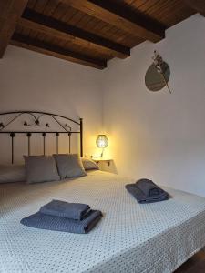 a bedroom with a bed with two towels on it at El Nido, Casa Rural in Casas del Castañar