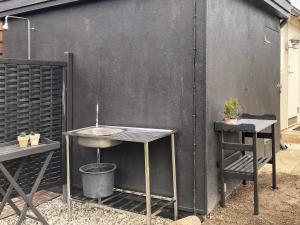 un fregadero y una mesa junto a una pared negra en 6 person holiday home in Otterup, en Otterup