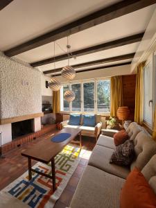 sala de estar con sofá y mesa en Cache-Cache MOUNTAIN & QUIET chalet 10 pers, en Veysonnaz