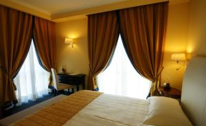 Letto o letti in una camera di Bram Hotel
