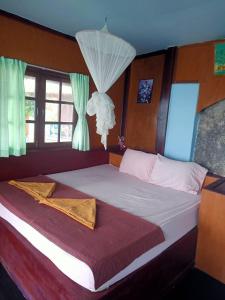 um quarto com uma cama grande e 2 roupões em OK2 Mamajim Bungalows em Ko Tao