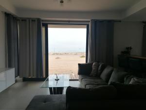 uma sala de estar com um sofá e uma mesa de vidro em 074DB on Dune Lark em Walvis Bay