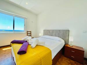 ein Schlafzimmer mit einem großen Bett und einem Fenster in der Unterkunft Paraíso - Beachfront - Private Parking in Portimão