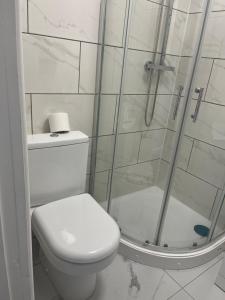 حمام في Self contained room, en-suite with separate lockable front door, located in an exclusive area