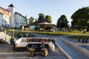 - un canapé installé sur une terrasse en briques dans un parc dans l'établissement Klækken Hotel, à Hønefoss