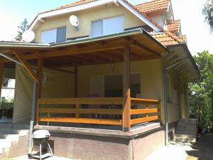 Casa con porche y terraza de madera. en Roni Ház, en Siófok