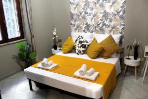 een slaapkamer met een bed met handdoeken erop bij Vomero Parthenope Home in Napels