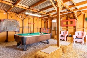 Biliár nebo kulečník v ubytování KAMPINK! Pool, Spa, Gameroom Compound with Amazing Views on 2.5 Acres