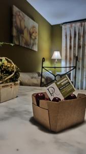 a box of apples sitting on the floor in a room at Prado del abuelo in Cabezuela del Valle