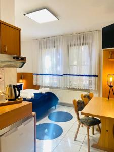 a hotel room with a bed and a kitchen at Hotel La Ferté in Stuttgart