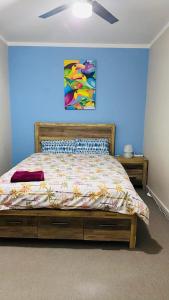 カルグーリーにあるKalgoorlie Accommodationの青い部屋のベッド1台が備わるベッドルーム1室を利用します。