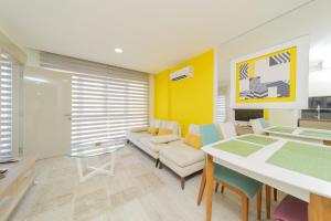 Residence w Shared Pool 3 min to Mall of Antalya في أنطاليا: غرفة معيشة مع أريكة وطاولة