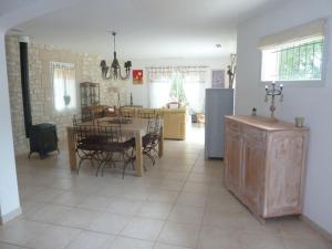 Kuchyň nebo kuchyňský kout v ubytování Entre vignes et garrigues à 4km du Mas de So