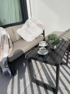 ブラチスラヴァにあるMake yourself at homeのソファ、コーヒーテーブル付きのバルコニー
