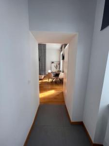 pasillo que conduce a una sala de estar con mesa en Urbanes Donaujuwel/Stadtnähe, en Viena