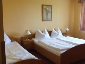A bed or beds in a room at Hotel Weldi