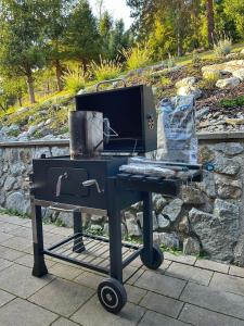 - un barbecue sur une voiturette sur une terrasse dans l'établissement Chata pod Kyčerou, à Terchová