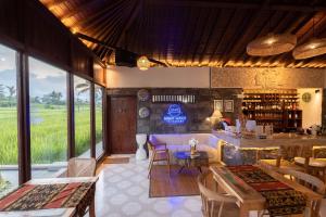 un soggiorno con tavolo e alcune sedie di Barong Bali Resort Ubud ad Ubud