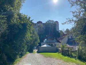 uma estrada de terra que leva a uma casa com um edifício em Schlossblick-Oase em Tettnang