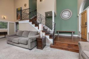 Posezení v ubytování Brooks Hill Lodge Home: Spacious, Hot Tub