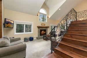 Posezení v ubytování Brooks Hill Lodge Home: Spacious, Hot Tub