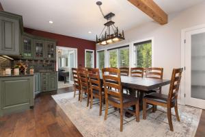 Kuchyň nebo kuchyňský kout v ubytování Brooks Hill Lodge Home: Spacious, Hot Tub + 30 fotografií