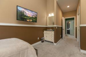 a bedroom with a bed and a painting on the wall at Brooks Hill Lodge in Breckenridge