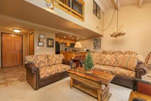 Sala de estar con 2 sofás y mesa en Trails End Penthouse - Ski In - Out - Stroll To Main Street en Breckenridge