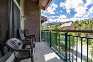 balcón con sillas y vistas a las montañas en Trails End Penthouse - Ski In - Out - Stroll To Main Street en Breckenridge