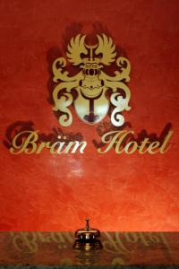 Certificato, attestato, insegna o altro documento esposto da Bram Hotel