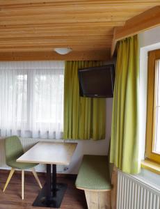 TV a/nebo společenská místnost v ubytování Hotel Edi