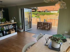 una sala da pranzo con tavolo e sedie e una sala da pranzo di Hall Farm Cottage, Barham a Ipswich Altre 3 foto