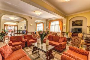 ein großes Wohnzimmer mit Sofas und einem Tisch in der Unterkunft Grand Hotel Hermitage in SantʼAgata sui Due Golfi