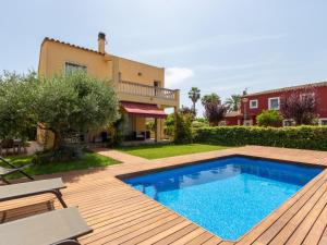 une villa avec une piscine et une maison dans l'établissement Casa Sant Pere Pescador, 3 dormitorios, 8 personas - ES-89-90, à Sant Pere Pescador