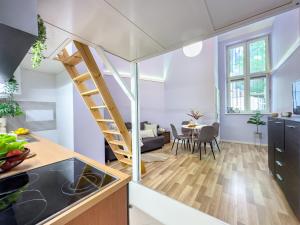 een keuken en eetkamer met een trap in een klein appartement bij Apartament przy Rynku Długa 23 in Krakau