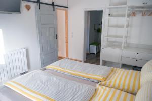 ein kleines Schlafzimmer mit einem Bett und einem Schrank in der Unterkunft Ferienwohnung Panorama Teichblick in Heldritt