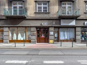 een winkel aan de zijkant van een gebouw bij Apartament przy Rynku Długa 23 in Krakau