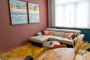 sala de estar con sofá y mesa en The Cosy Loft, en Dunkerque