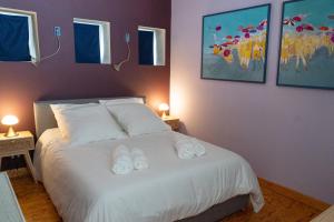 1 dormitorio con 1 cama con 2 toallas en The Cosy Loft, en Dunkerque